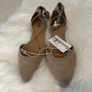 Women’s Size 9 Cream Flats NWT